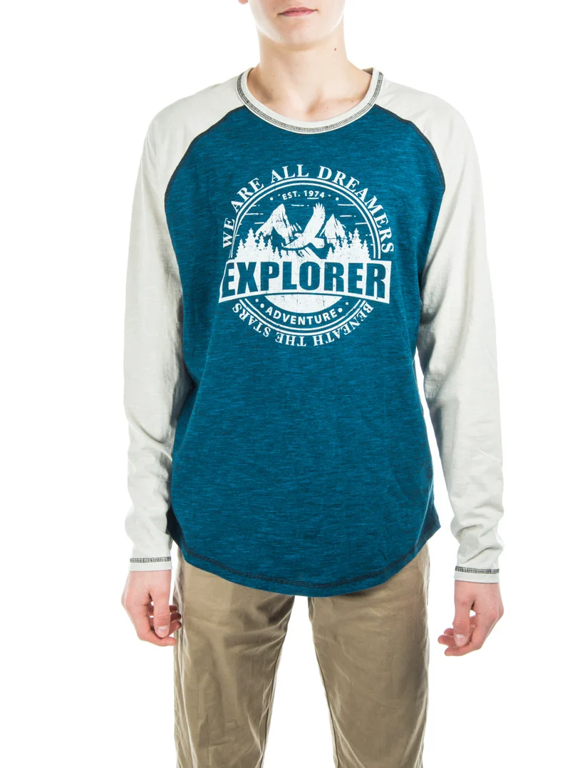 Le t-shirt imprimé à manches raglan