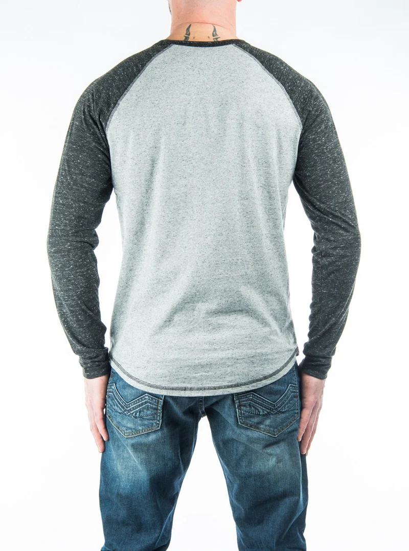Le t-shirt imprimé à manches raglan