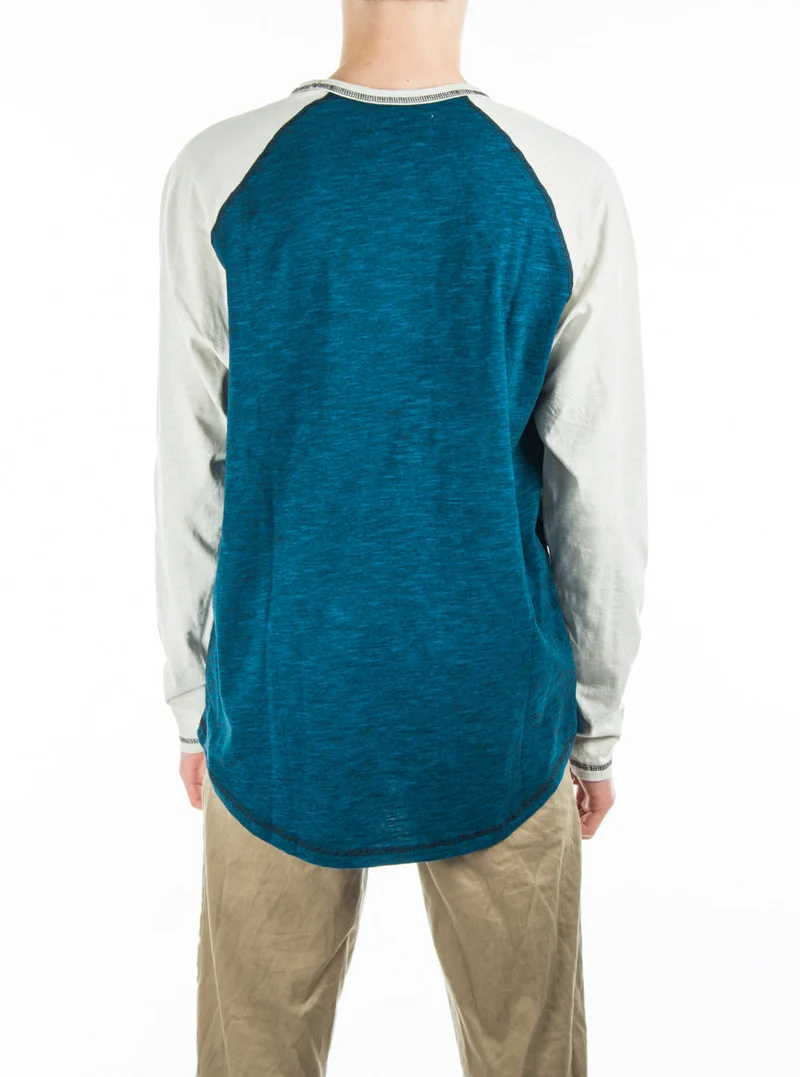 Le t-shirt imprimé à manches raglan