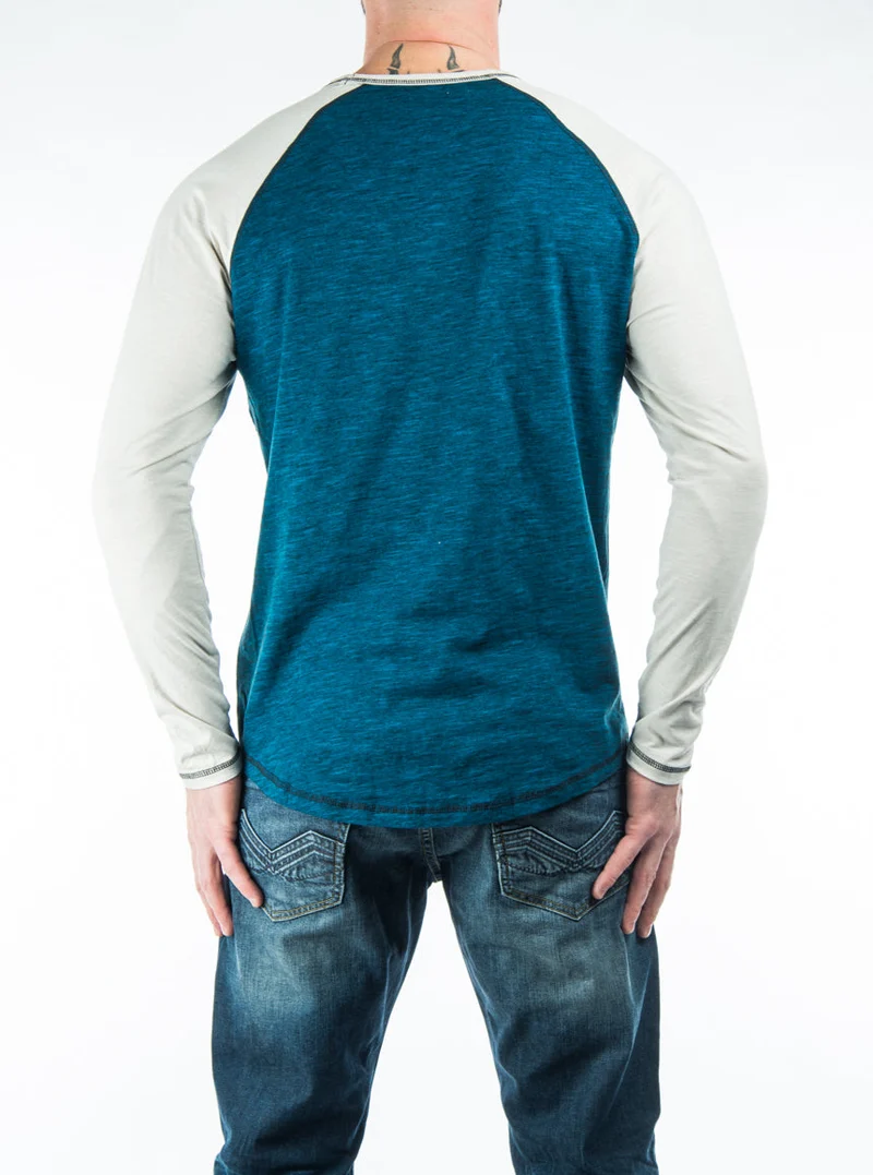 Le t-shirt imprimé à manches raglan