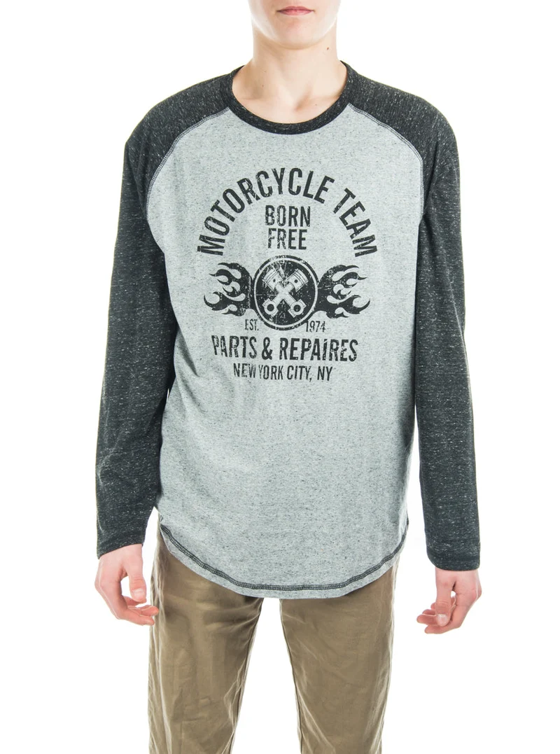 Le t-shirt imprimé à manches raglan