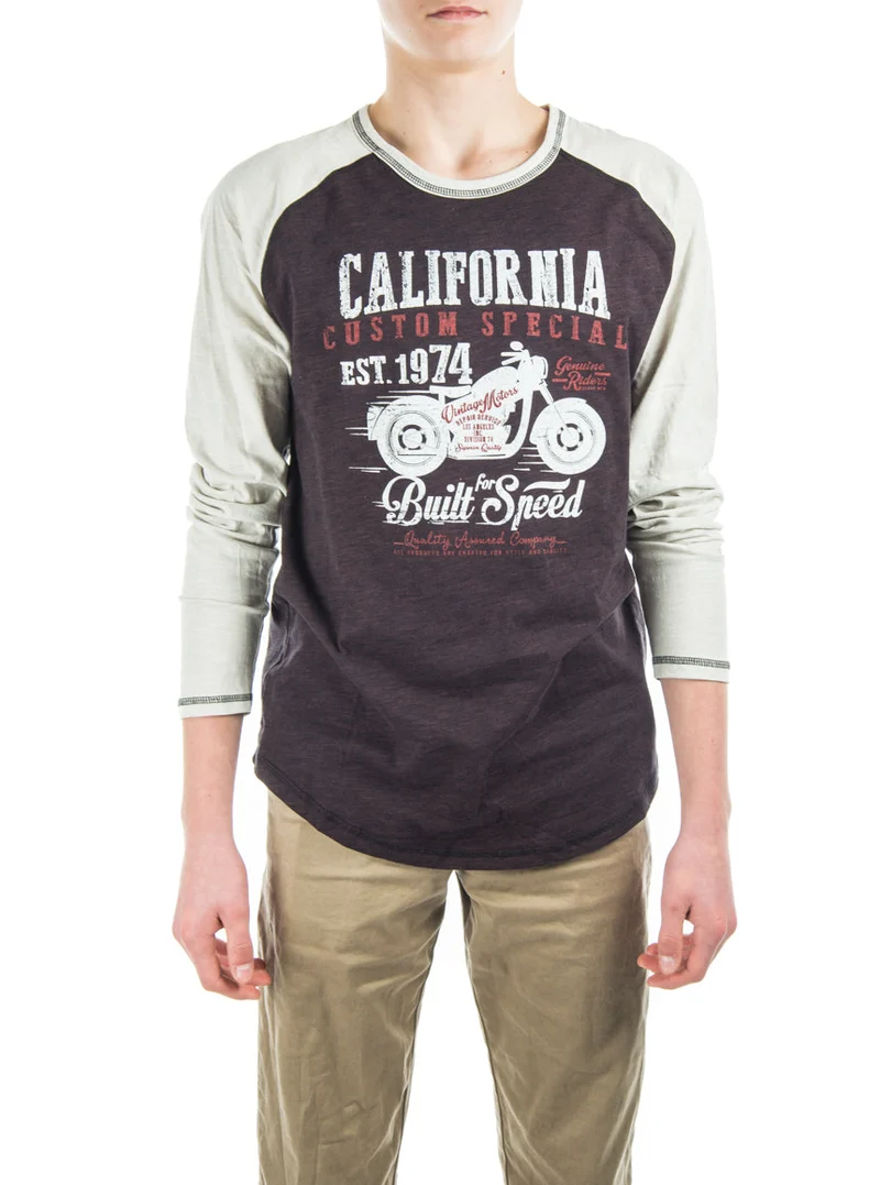 Le t-shirt imprimé à manches raglan