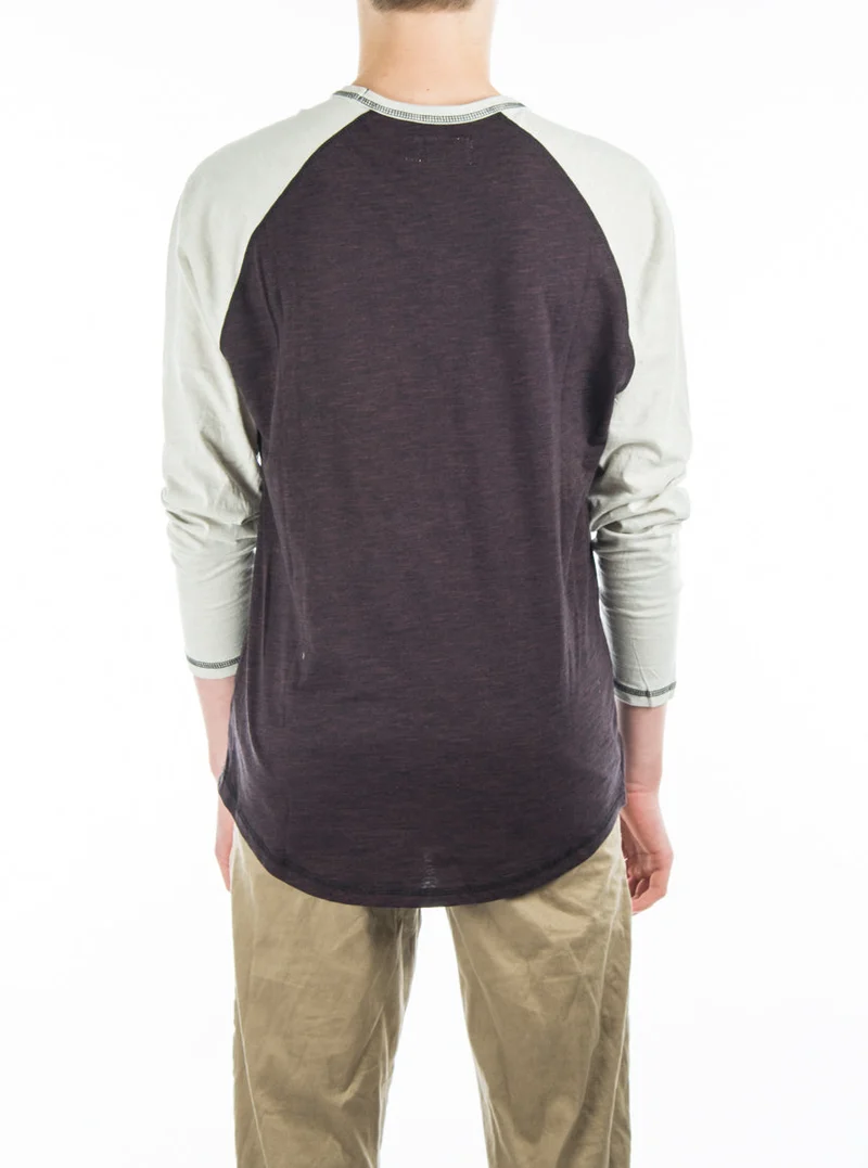 Le t-shirt imprimé à manches raglan
