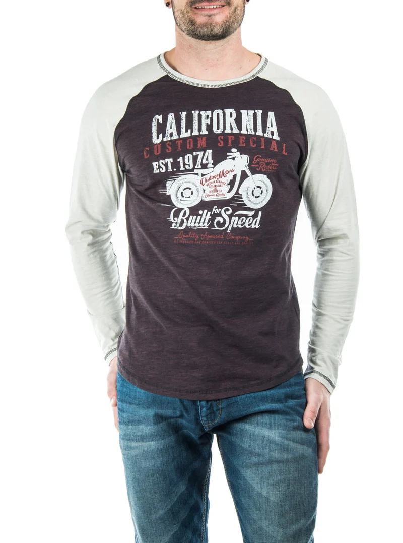 Le t-shirt imprimé à manches raglan