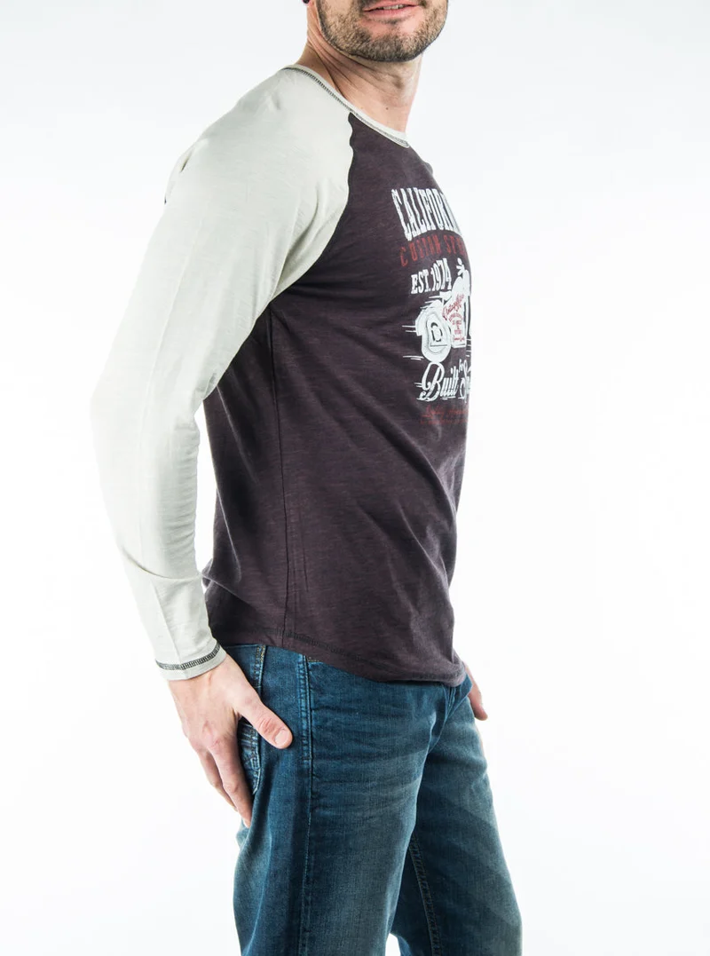 Le t-shirt imprimé à manches raglan