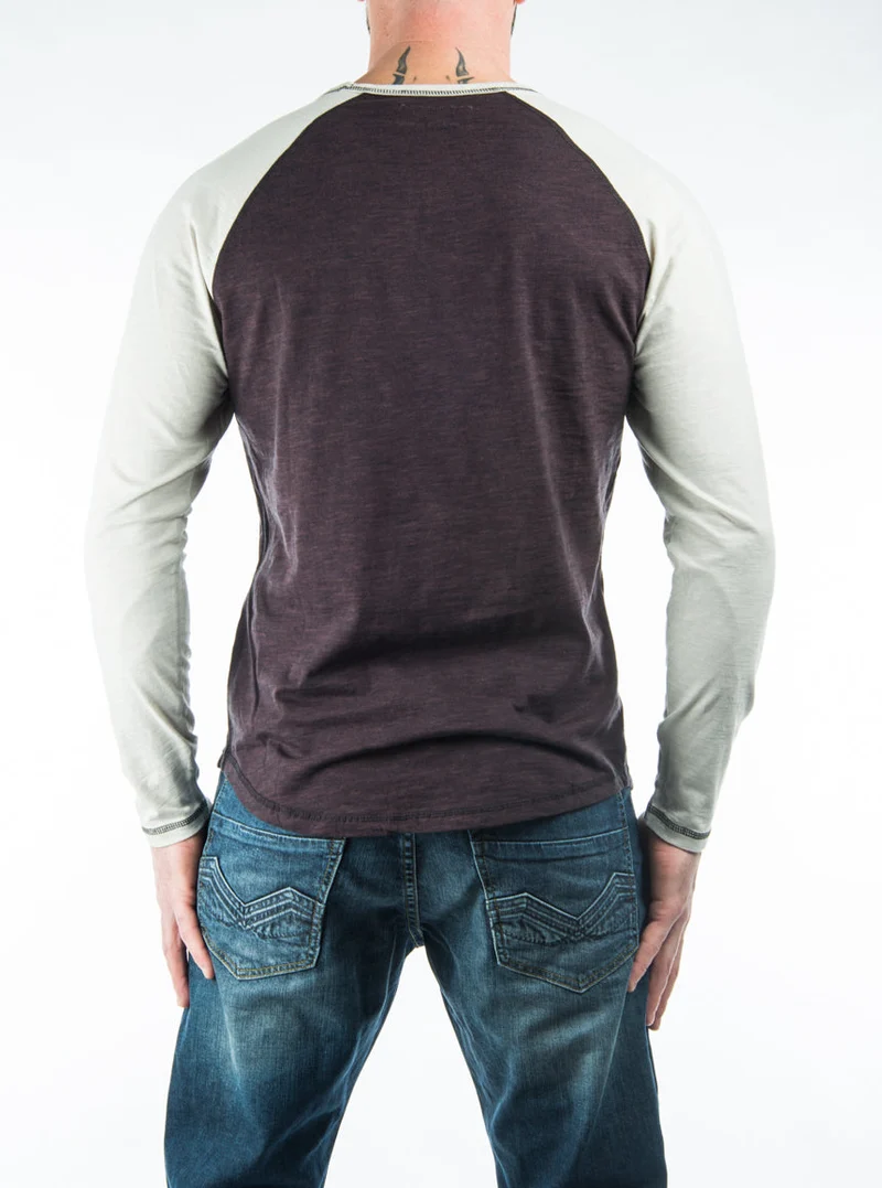 Le t-shirt imprimé à manches raglan