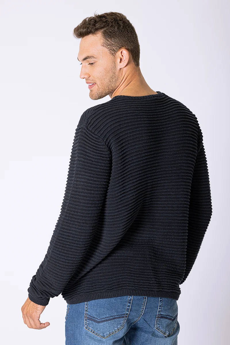 Le chandail en tricot texturé